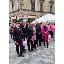 Dwie strazniczki, strażnik oraz dwie kobiety z mężczyzną pozujący do zdjęcia